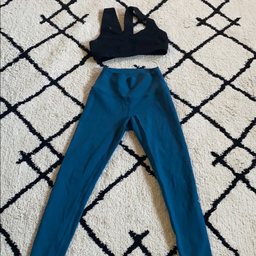 Alo yoga Dash leggings (xs) AND sports bra (small)